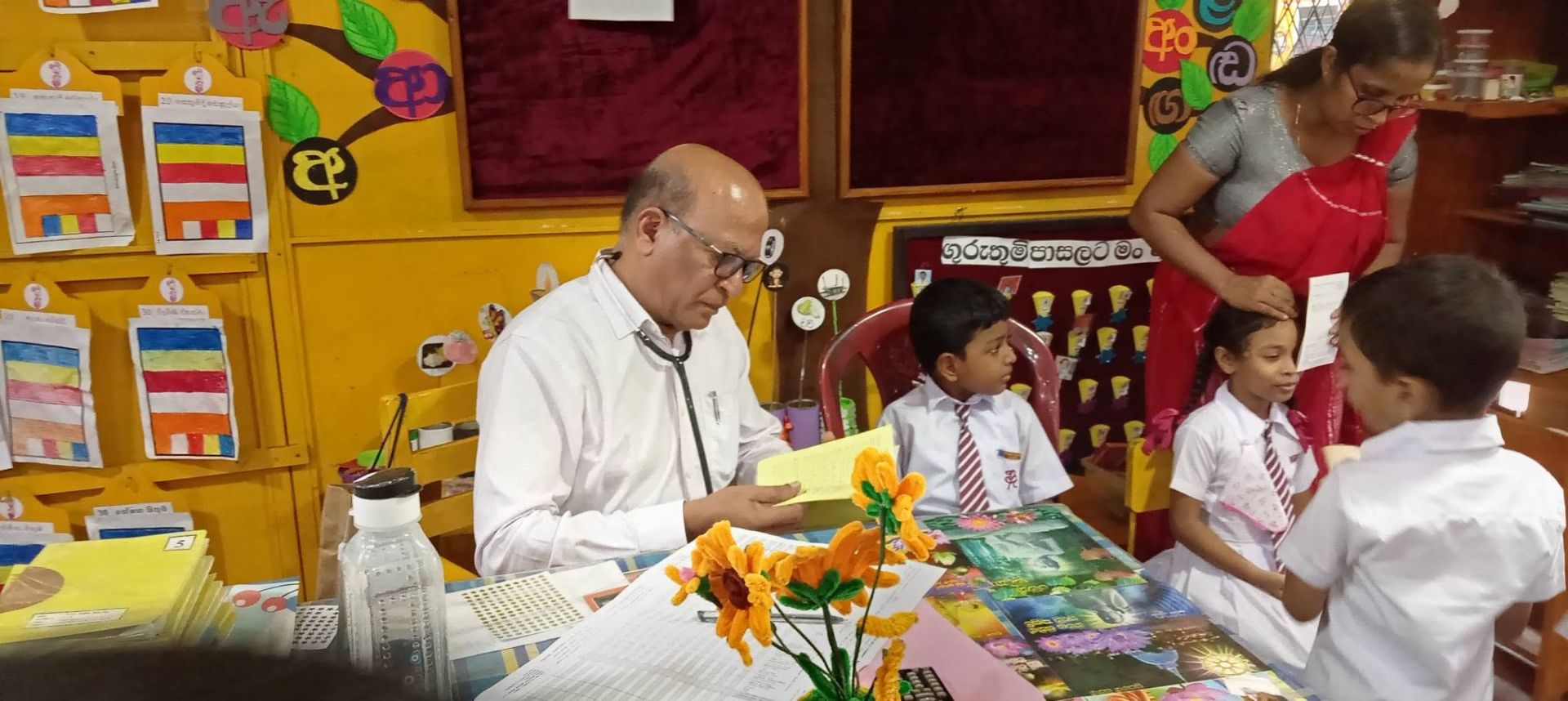 1 හා 4 ශ්‍රේණි වල ඉගෙනුම ලබන දූ පුතුන් වෙනුවෙන් දියත් කරනු ලැබූ සෞඛ්‍ය වෛද්‍ය සායනය